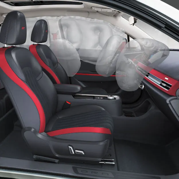 A picture of an interior of the ORA FUNKY CAT shows which airbags are available for the driver's seat.